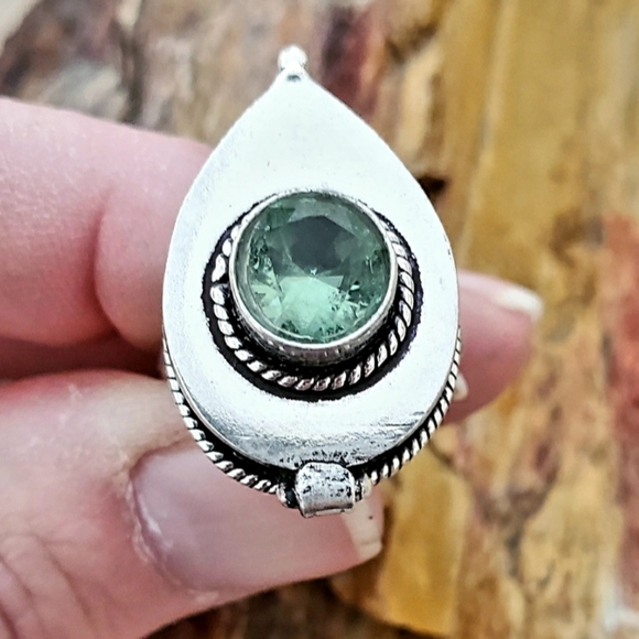 New Green Quartz 925 Silver Poison Ring. - Picture 12 of 16